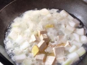 加入姜片，大火煮沸后，继续煮15分钟