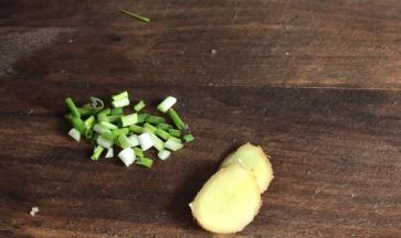 备好姜片和葱花