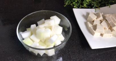 冬瓜去皮洗净，切成小丁