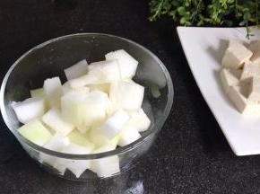 冬瓜去皮洗净，切成小丁