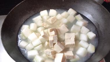加入冬瓜和豆腐