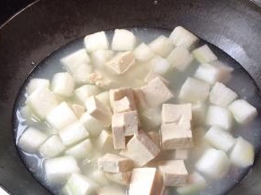 加入冬瓜和豆腐