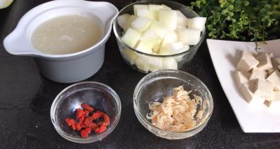 虾皮和枸杞，洗净沥水备用