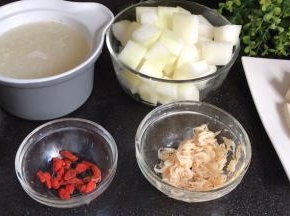 虾皮和枸杞，洗净沥水备用