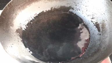 起锅倒入少许清水