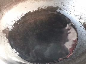 起锅倒入少许清水