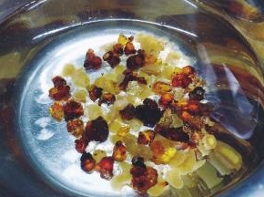 桃胶、皂角米用浸泡，桃胶发大至3倍大