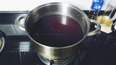 锅里放入足量水，水开后放入浸泡好的桃胶和八宝米，大火烧开煮20分钟，其间用汤勺子搅拌，免得桃胶粘锅底