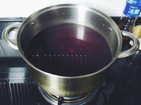 锅里放入足量水，水开后放入浸泡好的桃胶和八宝米，大火烧开煮20分钟，其间用汤勺子搅拌，免得桃胶粘锅底
