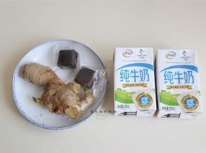准备食材，黑糖是块糖，所以用之前要先打碎，姜要用老姜，牛奶尽量买全脂的，我是家里没有了，用了这个，不如全脂的好成型。
