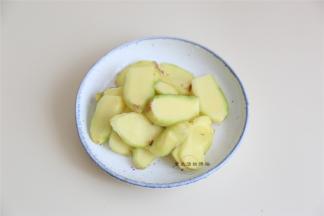 老姜去皮切片，要是清洗干净泥的也可以不去皮，我是用原汁机榨出姜汁，剩余的姜渣还可以用来煮姜茶，一点也不浪费哦。