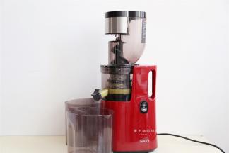 姜片放入SKG原汁机内，启动正转键，将姜汁榨出。