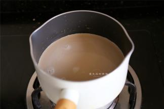 接下来开始煮牛奶，黑糖先倒入牛奶里融化，边煮边搅拌，直到看到锅变开始冒泡，立刻熄火，千万别煮沸了。