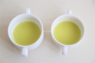 准备好两个碗，每一个碗里倒入15ml，剩余的姜汁可以留着冲花茶，很有驱寒效果哦。