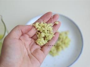 剩余的姜渣不要丢，直接用来煮姜枣茶或者晒干了泡水喝，对女性来说都是很有好处的哦