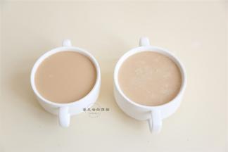 将黑糖牛奶迅速倒入姜汁内，高度大概要15cm，利用冲击力自然混匀，不用搅拌哦，大概3分钟左右即可开始凝结。，天气冷的话需要盖上一个盖子保温让其更好的凝结。