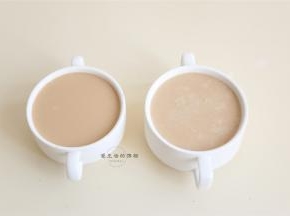 将黑糖牛奶迅速倒入姜汁内，高度大概要15cm，利用冲击力自然混匀，不用搅拌哦，大概3分钟左右即可开始凝结。，天气冷的话需要盖上一个盖子保温让其更好的凝结。