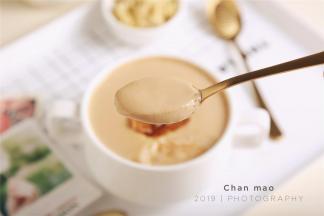 做好的姜撞奶能承受勺子的重量，口感十分的香滑，类似豆腐花，但是浓郁的黑糖混合着姜的香气，闻起来很是醒神，女人月经期，别错过这甜品哦。