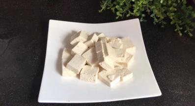 豆腐洗净后，切成小块