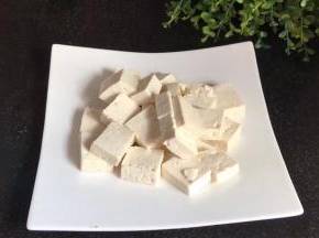 豆腐洗净后，切成小块