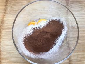 鸡蛋中筛入面粉和可可粉