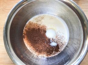 烤蛋糕的时候打发淡奶油，加入摩卡奶油全部食材