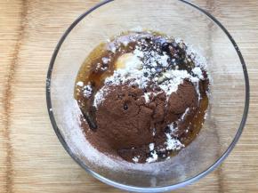 倒入玉米油咖啡液