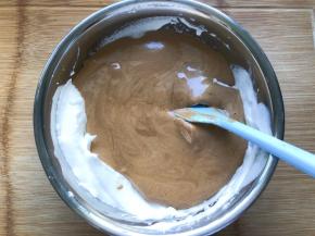 再倒回蛋白盆中继续翻拌均匀