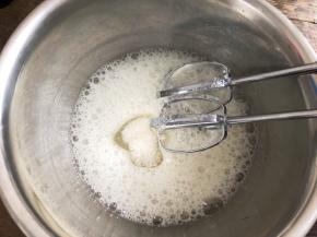 蛋白中加入柠檬汁，低速打发至粗泡状态，加入三分之一糖