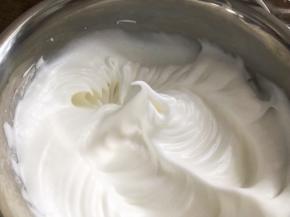 继续高速打发至拉起打蛋头有弯勾状态