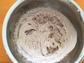 打发至硬性，放入冰箱冷藏备用