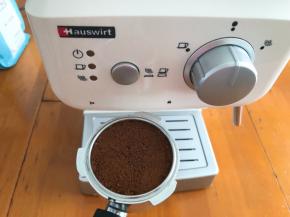 将咖啡粉放入漏斗中，轻轻压平