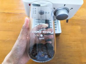 杯子中放入奥利奥饼干碎，不用太细，有点颗粒感更好吃