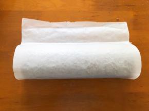 卷起来，放入冰箱冷藏定型半小时