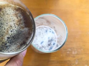 倒入冷藏好后的咖啡液