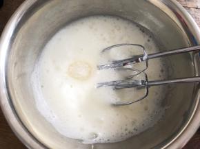 中速打发至粗泡消失，加入三分之一糖