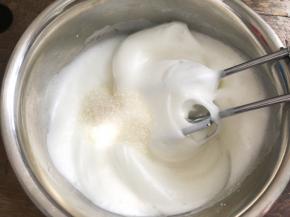 高速打发至有纹路状态，加入最后的糖