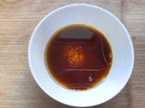 取40克咖啡液和玉米油混合搅拌均匀