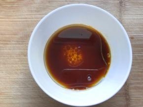 取40克咖啡液和玉米油混合搅拌均匀