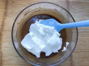 分三分之一蛋白到摩卡蛋黄糊中翻拌均匀