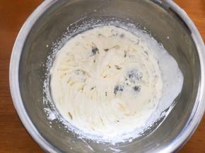 淡奶油加糖打发至硬性