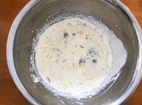 淡奶油加糖打发至硬性