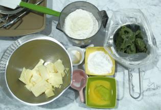 黄油提前切小块，室温软化，时间不够可以烤箱发酵档软化，软化到可以用刮刀轻易抹开即可。然后准备好其他需要的材料。不然手忙脚乱。