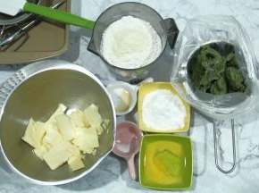 黄油提前切小块，室温软化，时间不够可以烤箱发酵档软化，软化到可以用刮刀轻易抹开即可。然后准备好其他需要的材料。不然手忙脚乱。