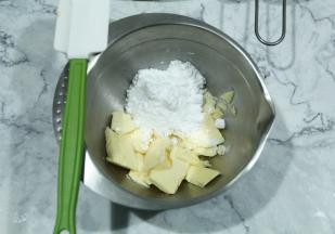 糖粉我用的细砂糖打的纯糖粉，市售的糖粉也可以，糖粉倒入软化好的黄油中。