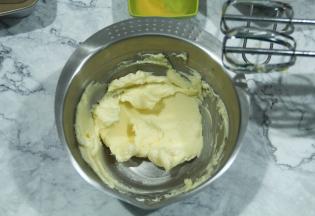 用刮刀先初步混合一下，这是为了防止糖粉飞溅。建议不要省略。