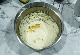 然后分三次加入常温全蛋液，一定要常温，不然容易油水分离。每次加入都要中低度打到全部吸收，再加下一次，直到全部加完。