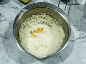 然后分三次加入常温全蛋液，一定要常温，不然容易油水分离。每次加入都要中低度打到全部吸收，再加下一次，直到全部加完。