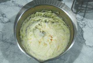 然后加入香草精，低速打一会会混合均匀。更香。没有可以省略。