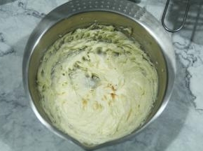 然后加入香草精，低速打一会会混合均匀。更香。没有可以省略。